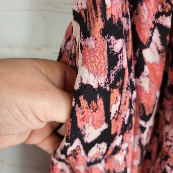 Evereve Alana Smocked Lightweight Pockets Midi Dress in Multi Pattern - Picture 8 of 15